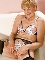 Grey haired mature model spreading her sagged thighs to show off her hirsute pussy live